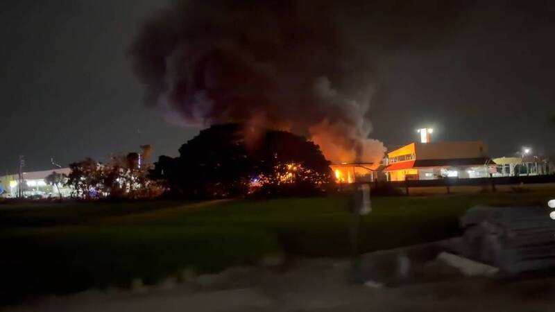 屏東萬丹鄉福懋加油站後方倉庫發大火，火勢驚人。（圖民眾提供）