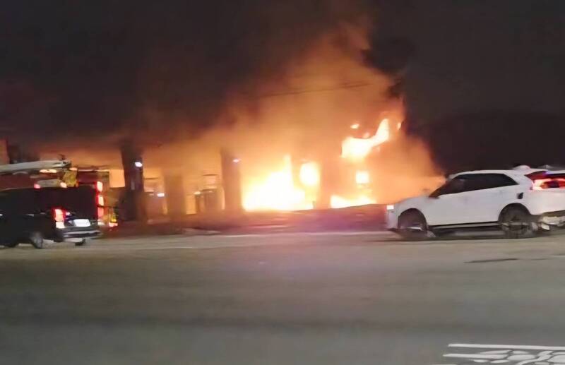 屏東萬丹鄉福懋加油站倉庫大火 頻傳爆炸巨響 消防急灌救