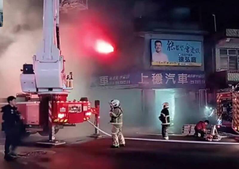 北市中古車行竄火煙 73勇消馳援灌救