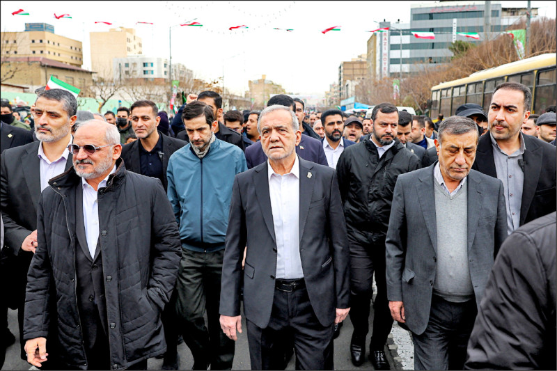 傳伊朗總統憂經濟崩潰 槓上革命衛隊頭子