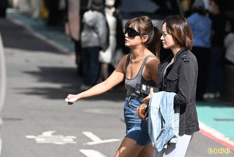 今飆35度高溫暖熱如夏 明起春雨報到2階段降雨時段曝