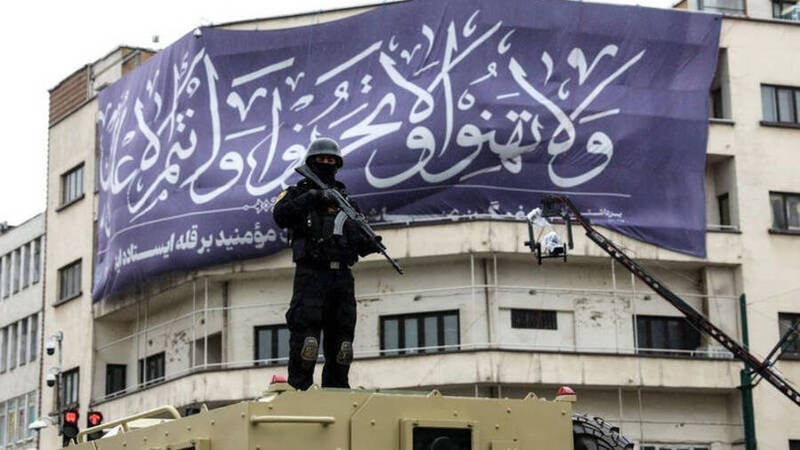 伊朗傳動員12歲以上青少年 居民稱街頭現持槍少年盤查