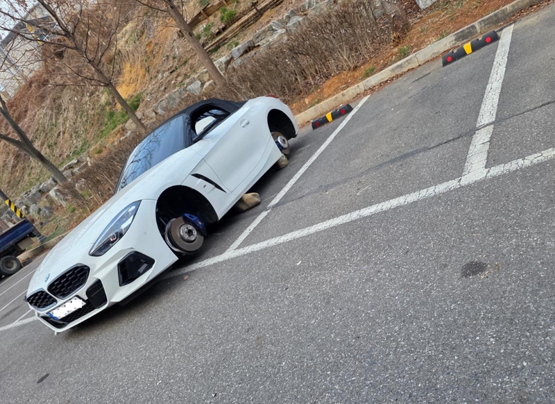 傻眼!南韓BMW放在停車場數天 輪胎、輪圈全被偷走