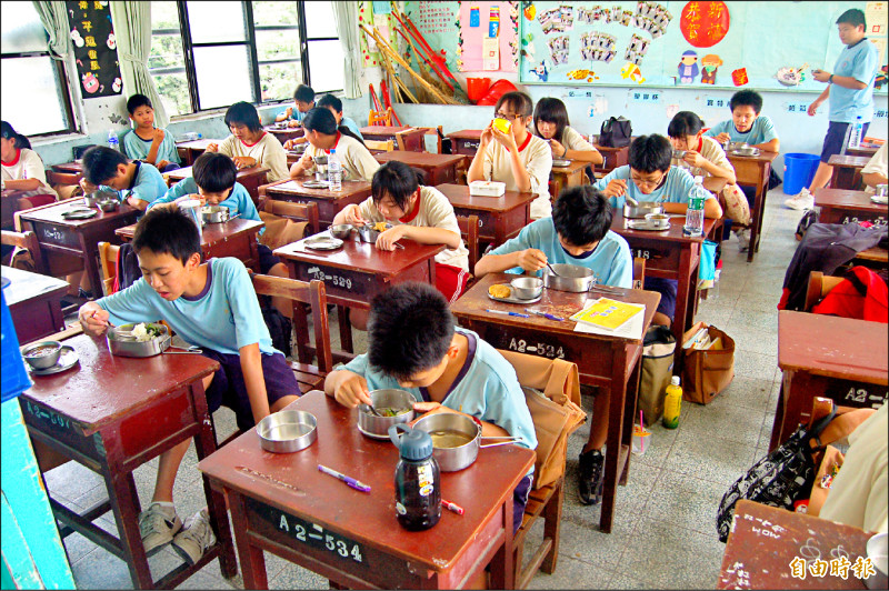 《免費營養午餐將實施》上半天課是否供午餐 屏東縣府:各校決定