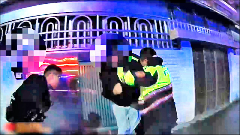 健身網紅蔣政酒駕毆警 上銬送辦