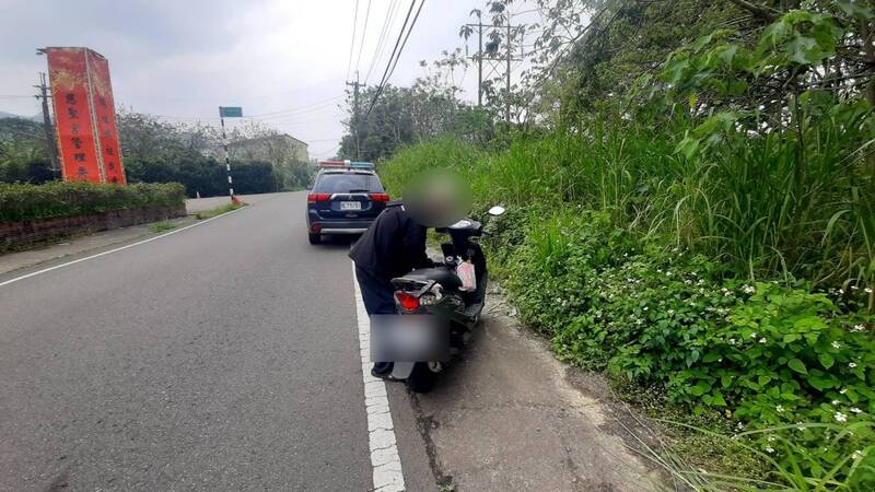 男騎機車南下桃園大溪掃墓 半路沒油幸運遇警送暖