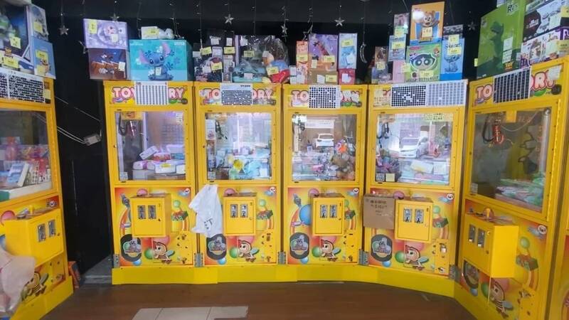 夾娃娃機變「小豬撲滿」 男女搭檔撬箱偷萬元