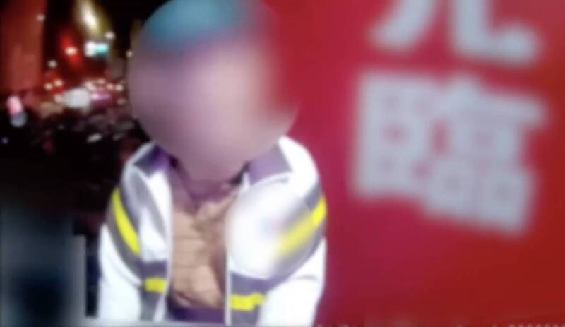 迷途翁寒夜跌坐路邊 南港警遞紙筆助返家