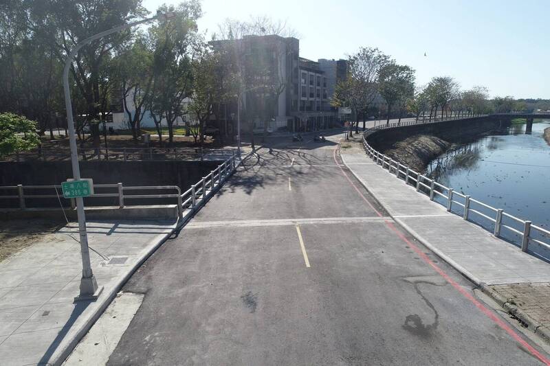 三孔箱涵改成「不落墩」高雄楠梓區溪南街橋完工通車