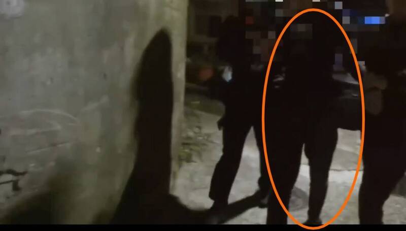 只因與家人吵架心情不好 男子街頭舞刀、砸損車輛