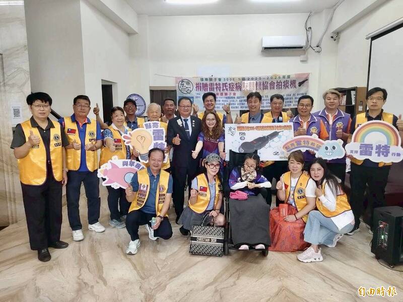 高雄市300E-5區東區獅子會慨捐20部拍痰機給雷特氏症病友關懷協會。(記者洪臣宏攝) 高雄市300E-5區東區獅子會慨捐20部拍痰機給雷特氏症病友關懷協會。(記者洪臣宏攝)
