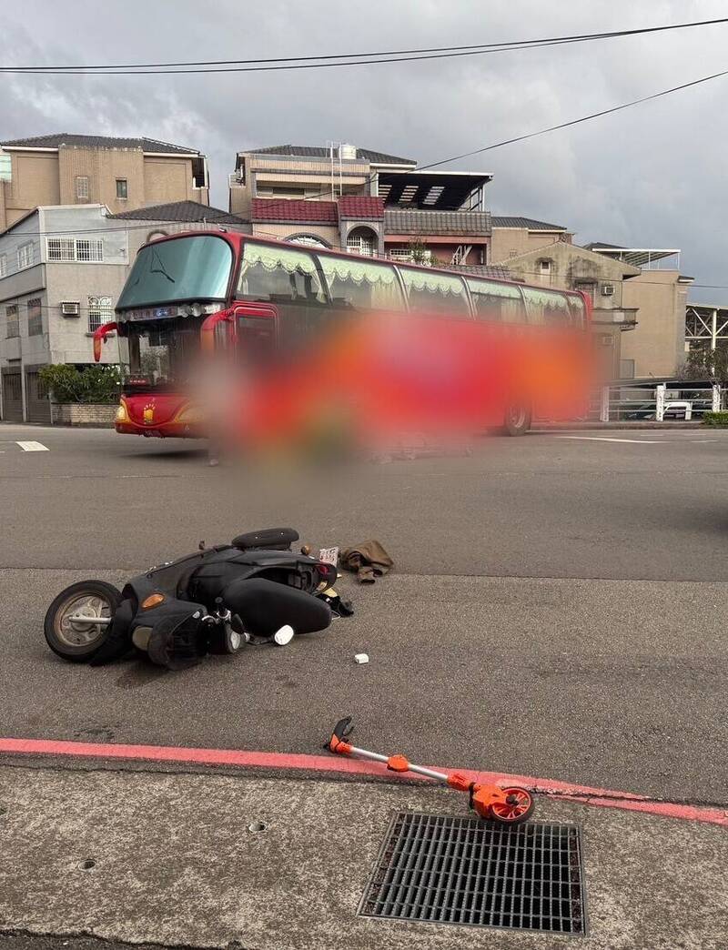 頭份遊覽車載15學童左轉與直行機車撞上 騎士困車底險遭輪胎輾過