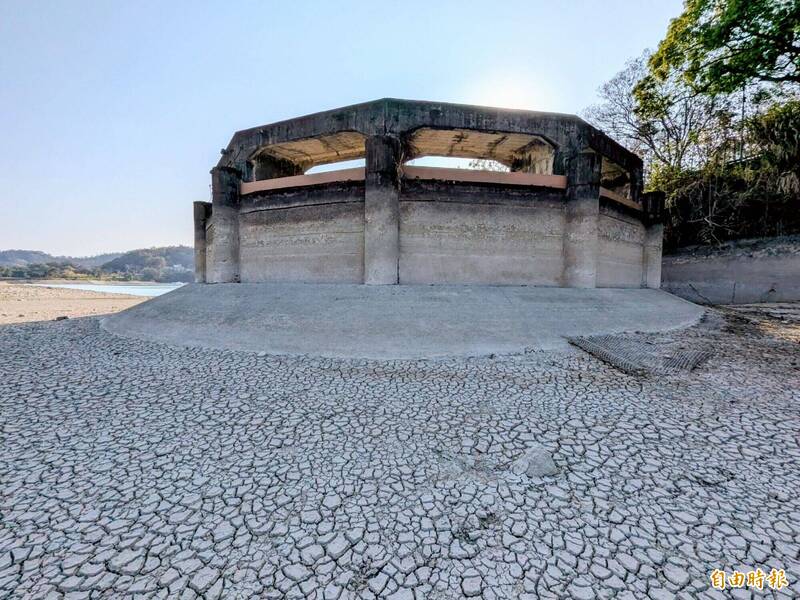日月潭水情保衛戰! 久旱潭底龜裂「神秘黑洞」全都露