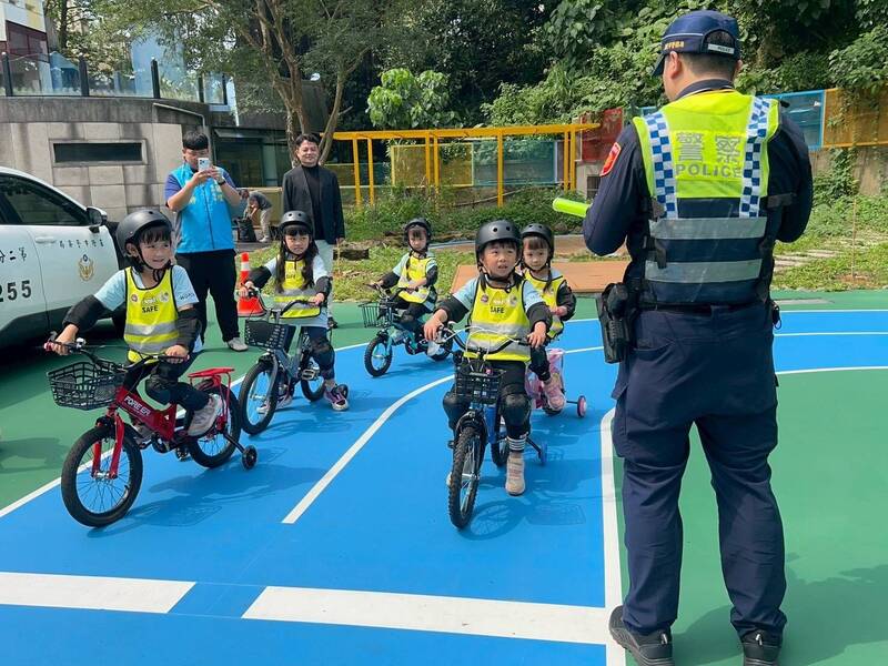 兒童節前送好禮 基隆和平國小腳踏車駕訓班寓教於樂