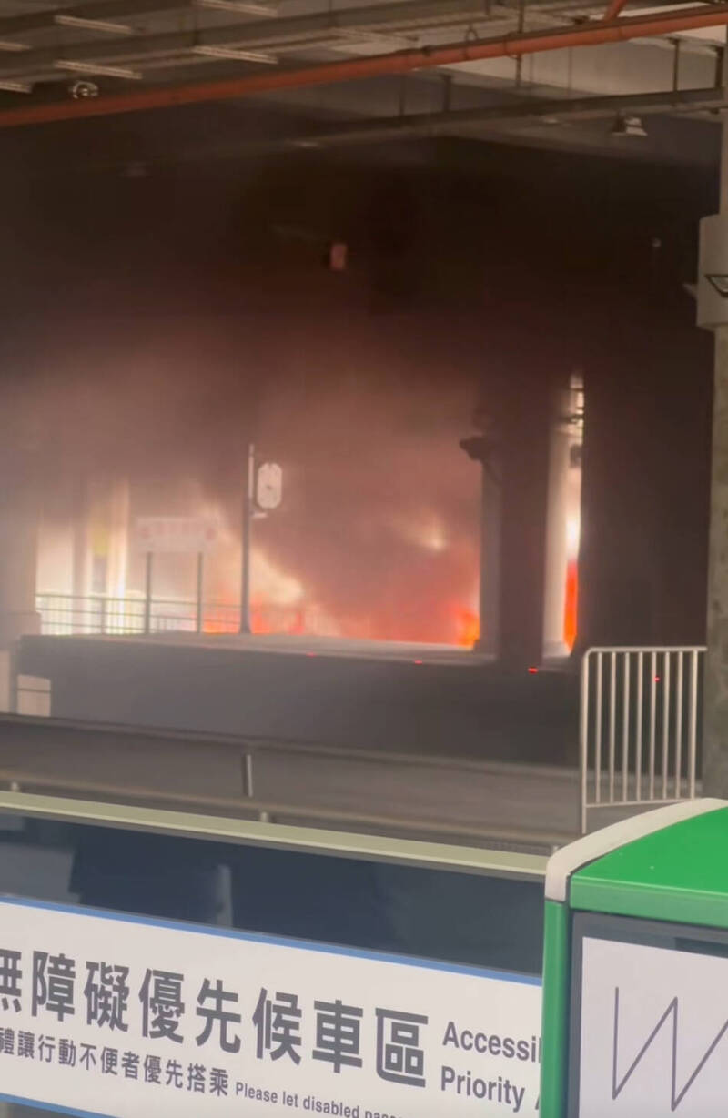 台鐵新烏日站回收場突竄大火 列車緊急斷電停駛
