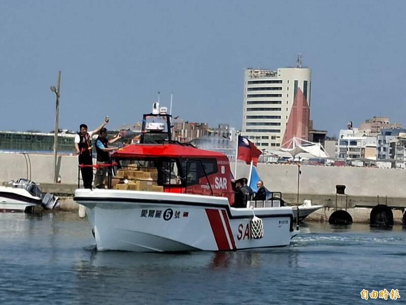 澎湖首艘軍工級救難船愛爾麗5號 案山漁港舉行下水擲吉儀式