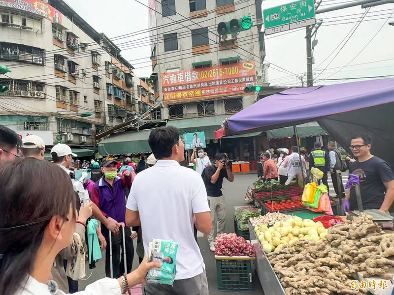 黃國昌樹林市場拜票 又遭菜藍族阿北嗆聲「臭俗辣」