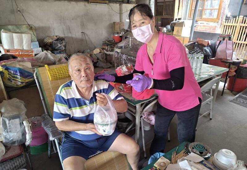 清明將至  台南蓮心園院生包應景春捲400個送愛心