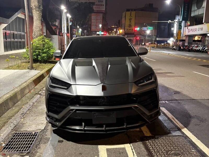 千萬超跑也難逃！中壢警封路攔檢一夜扣12車 藍寶堅尼休旅被扣牌