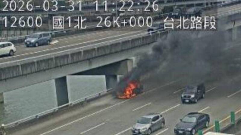 車上國道引擎冒大煙 全面起火3人急逃生