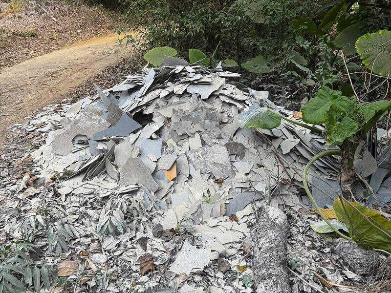 集集又遭亂倒建築廢棄物 公墓區也淪陷