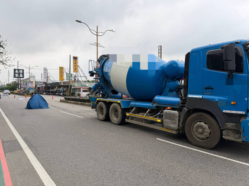 桃園中壢外送員不明原因騎車倒地 遭後方預拌混凝土車撞到「身首分離」