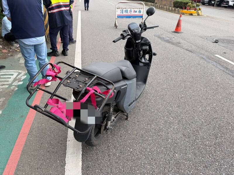 桃園中壢環中東路今天下午發生車禍，一名騎車的外送員不明原因倒地後遭同向預拌混凝土車輾斃。（記者李容萍翻攝）