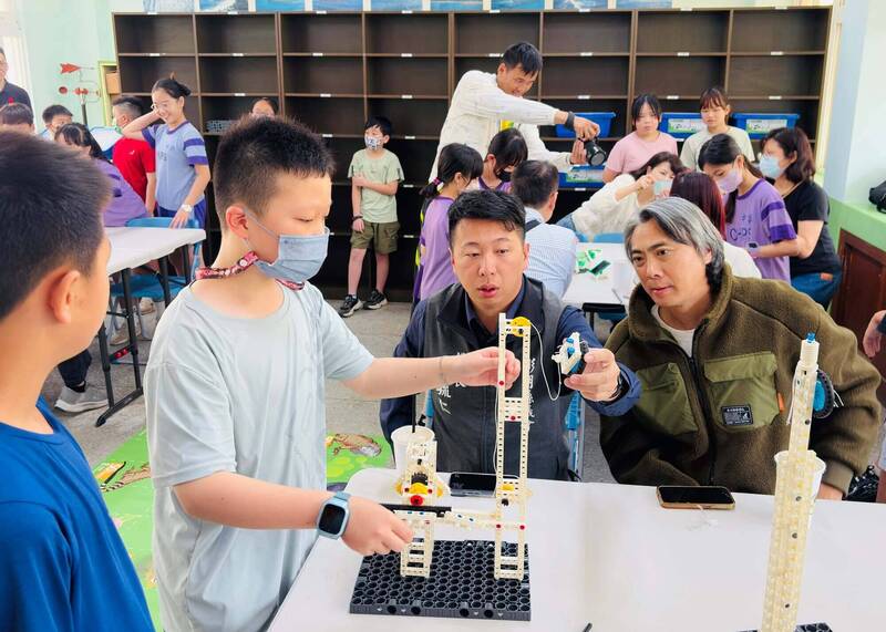 中興國小歡慶兒童節 開箱「機關王教室」賀禮