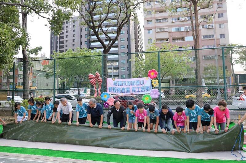 高雄河堤國小有新的跳遠場!李昆澤:兒童節最棒禮物