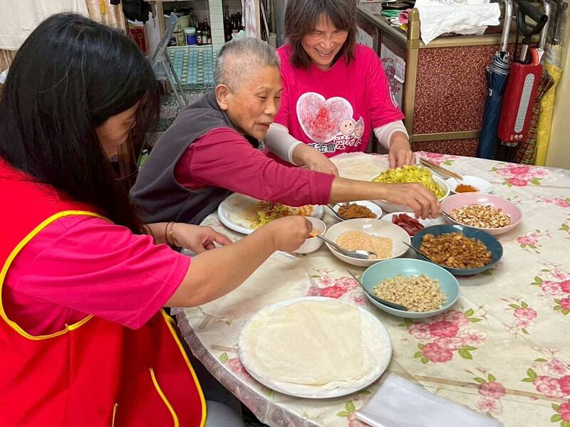 華山基金會桃園站志工與呂奶奶包潤餅 送上滿滿祝福