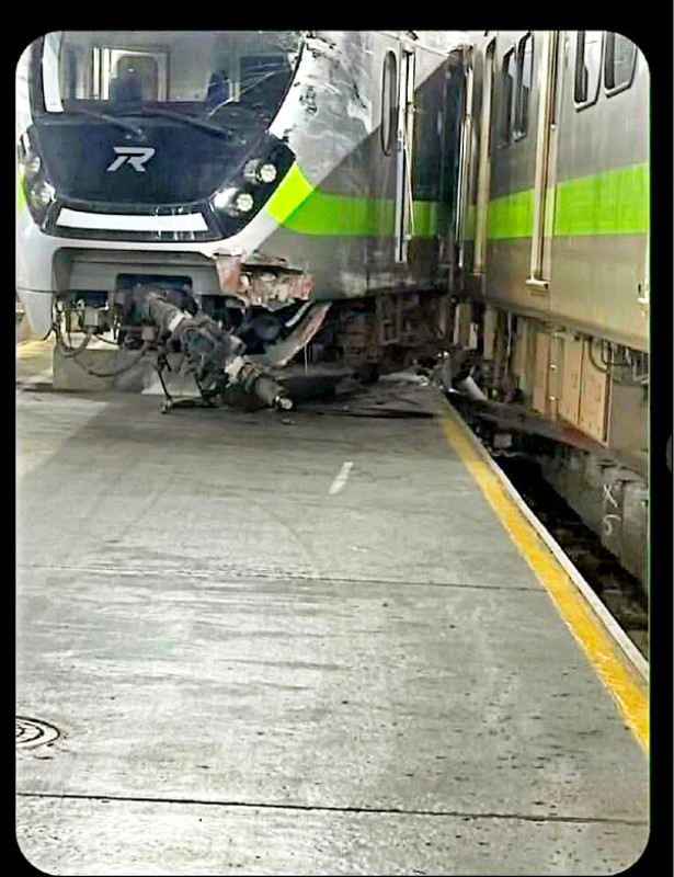 台鐵七堵調車場2列電聯車相撞1傷