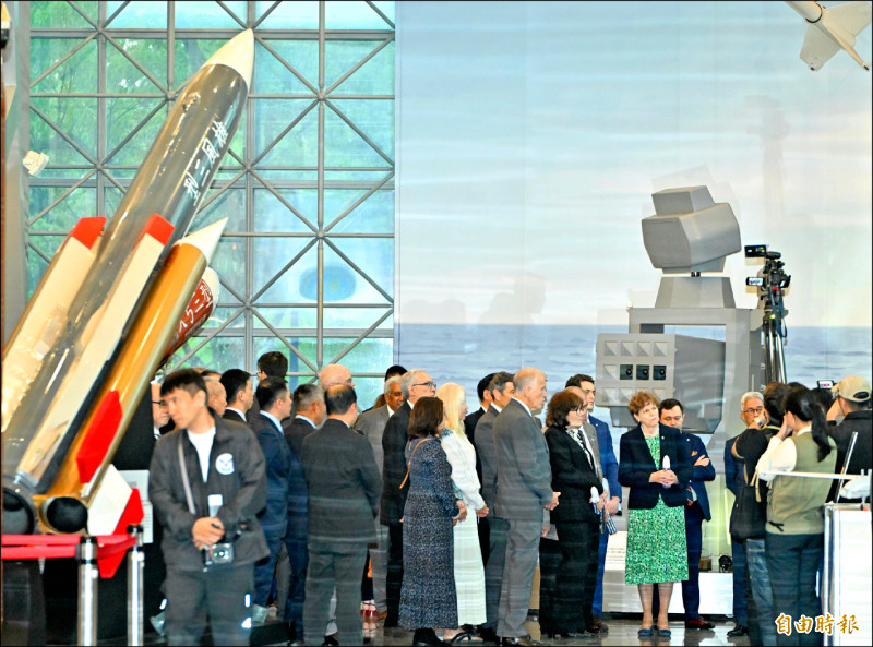美參議員訪中科院 首見證台美合作勁蜂四型無人機實彈成果