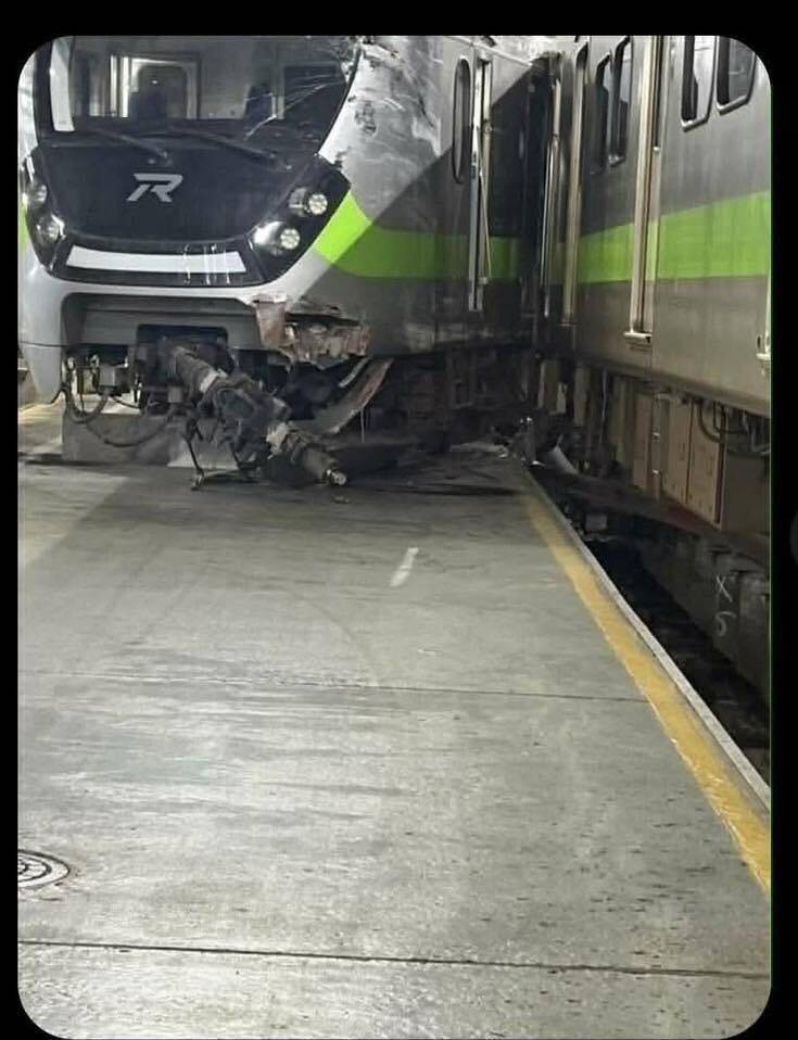 台鐵七堵調車場2電聯車相撞出軌 初判調車控速不當釀禍