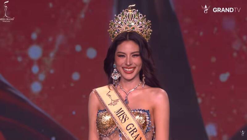 泰國選美皇后出爐！佳麗竟「當眾塞假牙」淡定自嘲圈粉全網