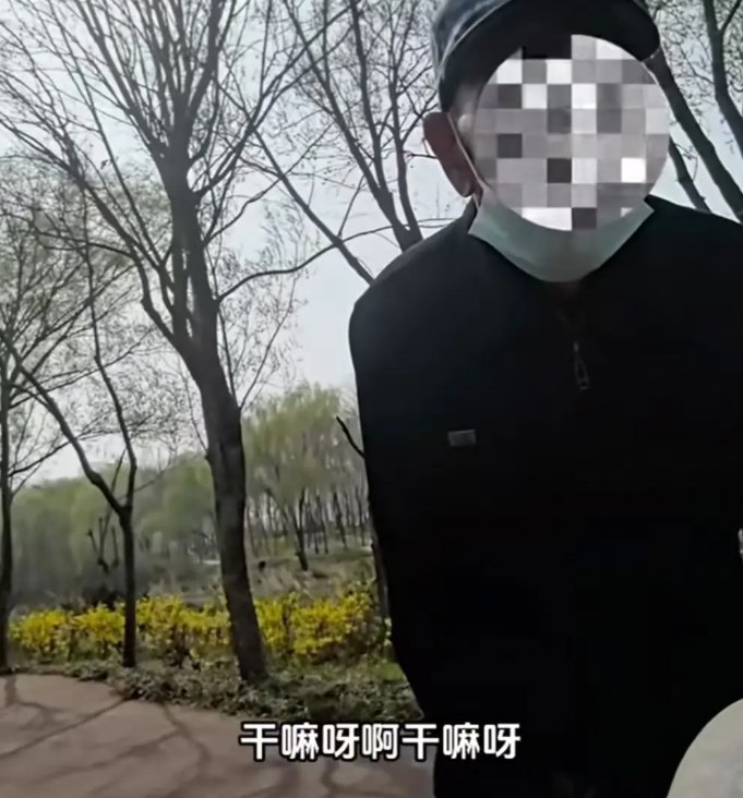 噁!中國女子在公園休息 老翁拿2千元約打炮