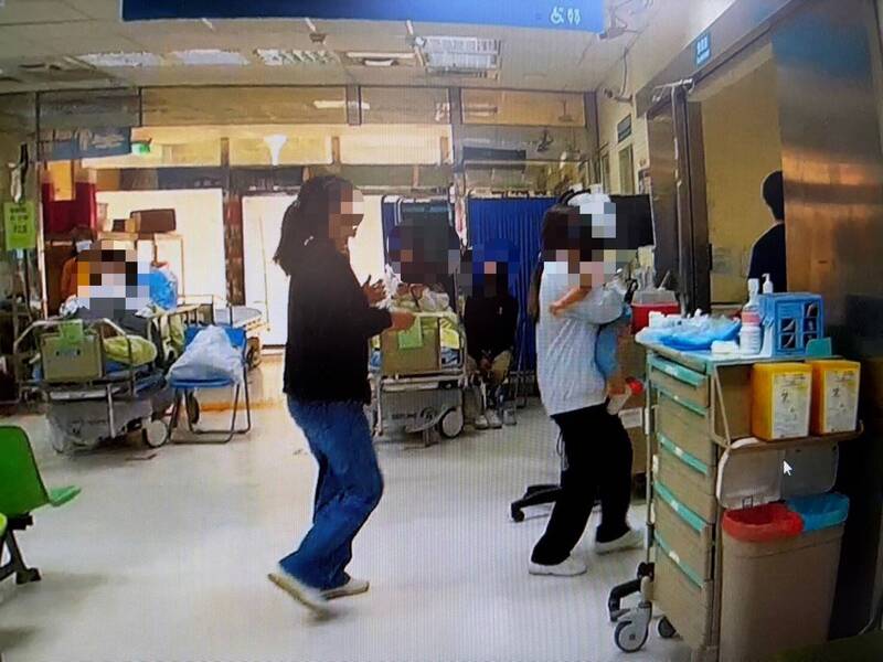 高雄1歲嬰發燒全身抽搐 警車鳴笛開道衝醫院急診