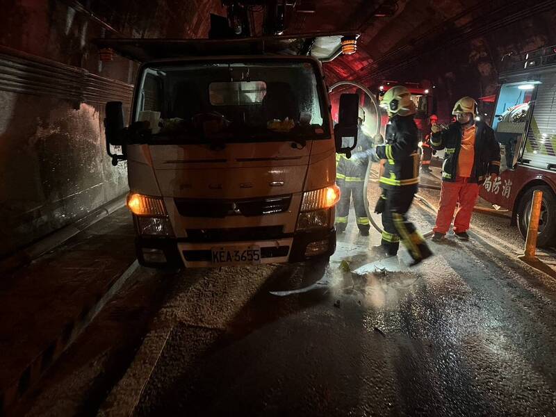 蘇花公路新澳隧道火燒車封路撲滅 單線雙向通行大排長龍