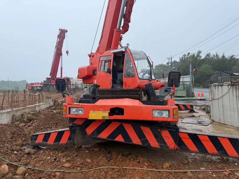 吊車油管破裂仍上路 沿路漏油害5名機車騎士摔倒受傷