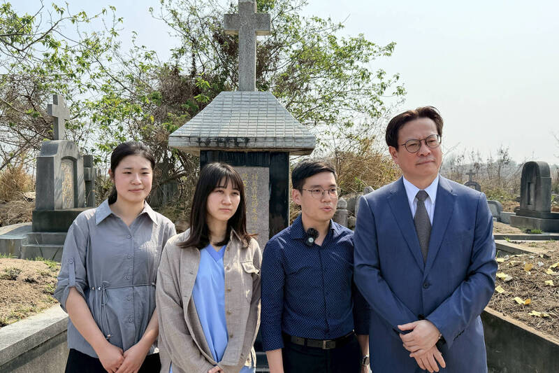 清明前夕彰基總院長陳穆寬率年輕醫師掃墓 盼「莫忘初衷」