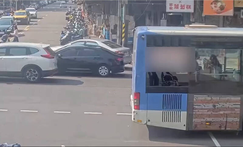 北市公車違停放客釀禍 婦闖紅燈遭撞重傷