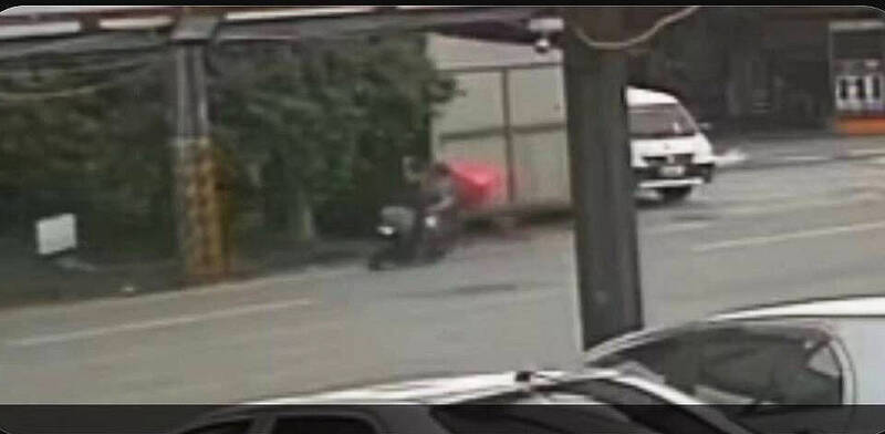 外送員遭混凝土車輾成兩截慘死…影片曝他摔車前1動作,警方這麼說