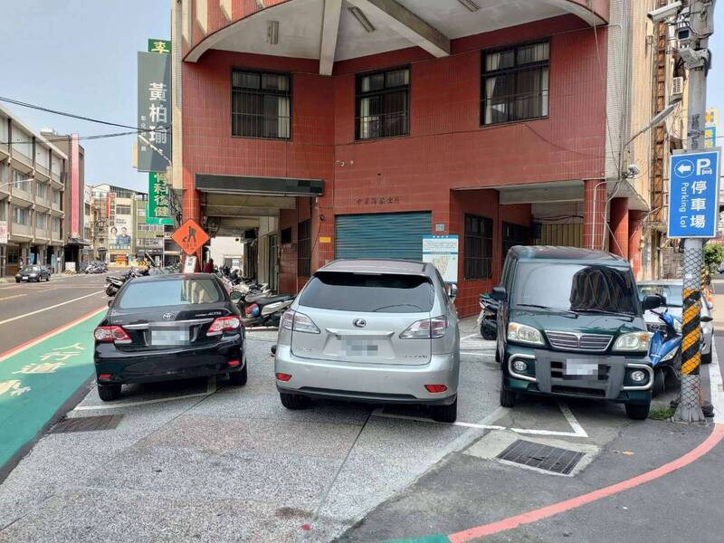 警用停車格未塗銷民車停放 彰化民眾質疑不公