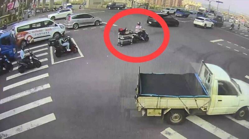 台中限定！機車拉著置物架裝滿盤子 翻倒全摔破網笑翻