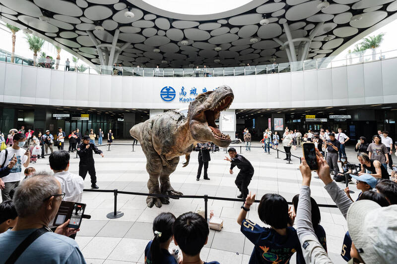 高雄火車站出現恐龍 旅客尖叫「真的會動！」