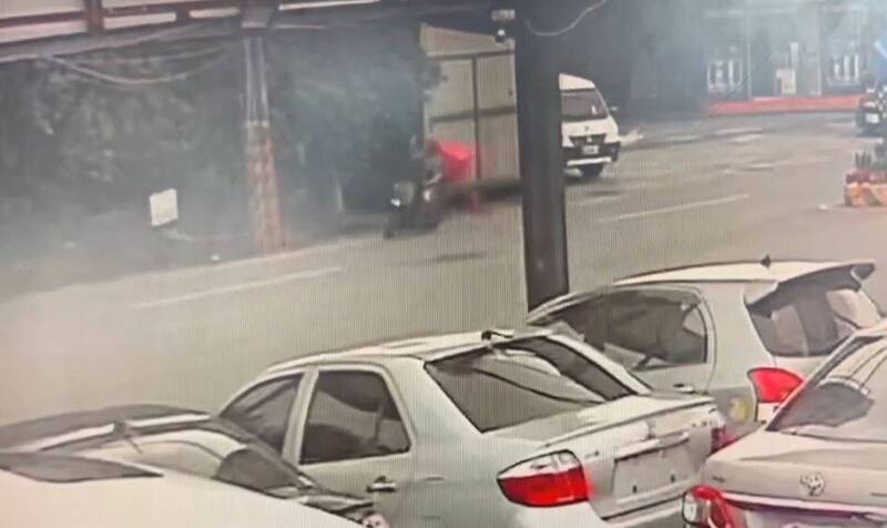 中壢外送員死亡車禍案情翻轉!監視器還原瞬間 網驚:為比中指自摔?