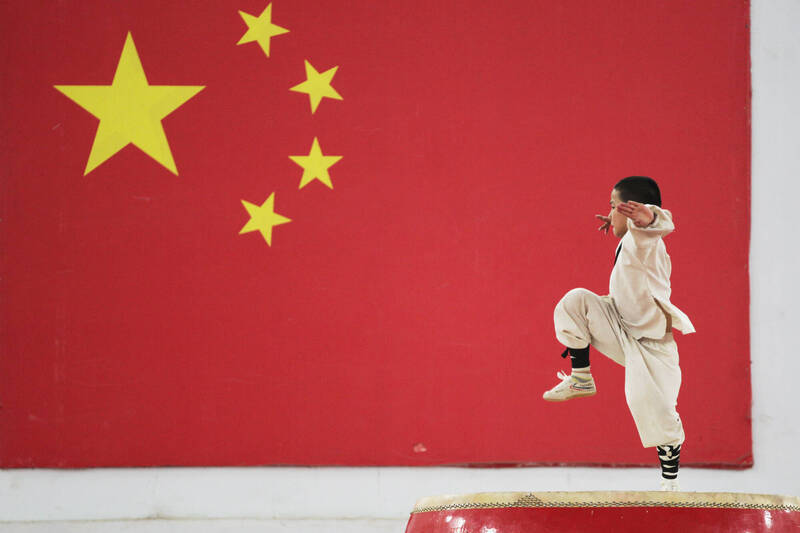 新北某國中生在教室桌椅貼五星旗喊萬歲 校方：長期輔導關懷個案