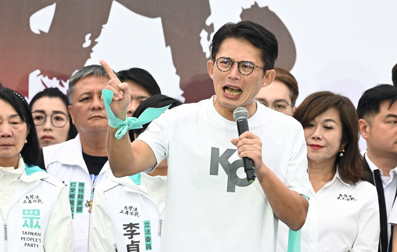 柯案旁聽打瞌睡?黃國昌回應沉痛到閉眼不看 網譏:學生可用這招