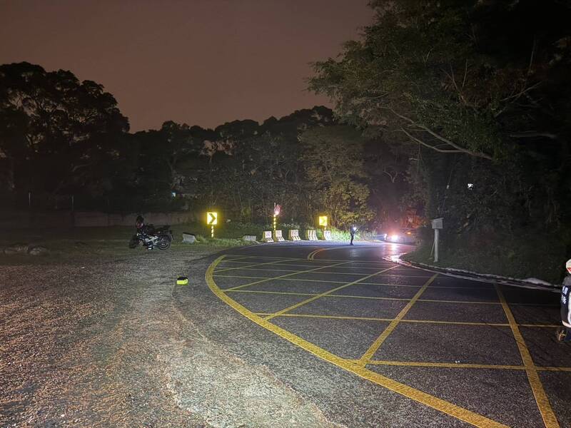 林男駕駛自小客車，疑似過彎失控打滑自撞電線桿。（記者鄭淑婷翻攝）
