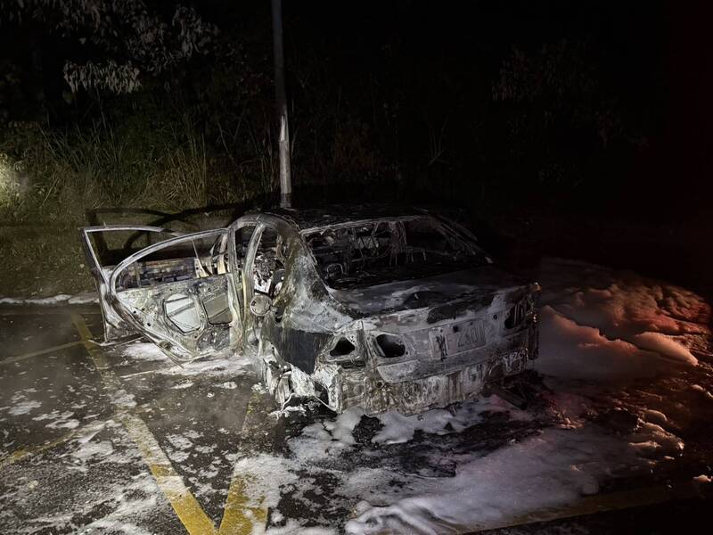 林男駕駛自小客車失控自撞電線桿，整輛車被燒成廢鐵。（記者鄭淑婷翻攝）
