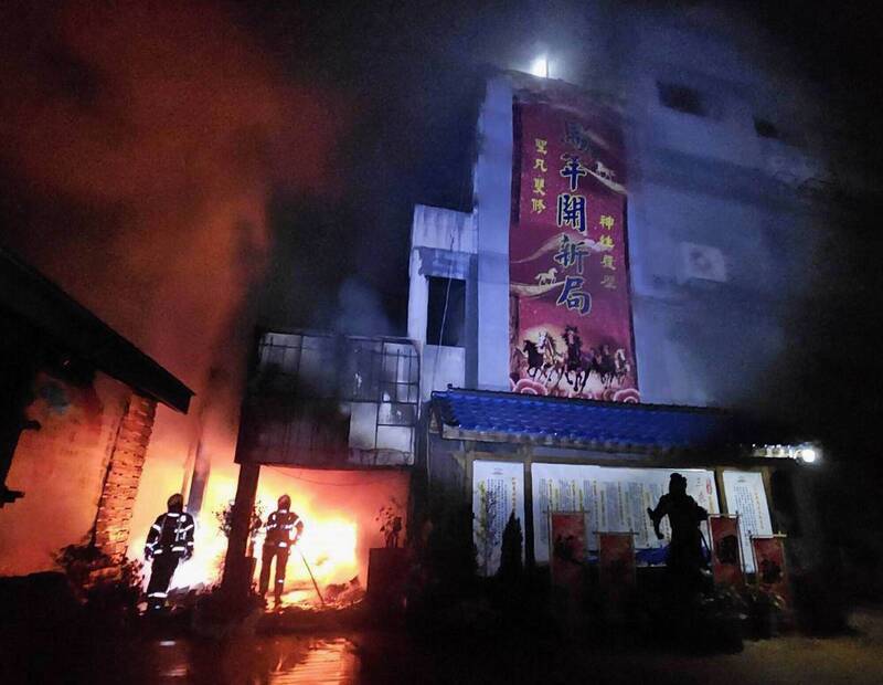 花壇玄門山昨夜大火，消防員搶救。（圖由消防局提供）